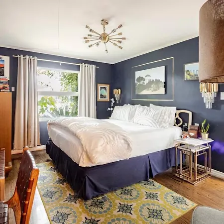 The Vine Studio City - Cal King - Private Entrance